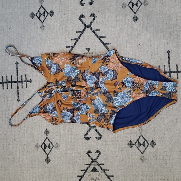 One piece swimsuit - Picture 2 of 8